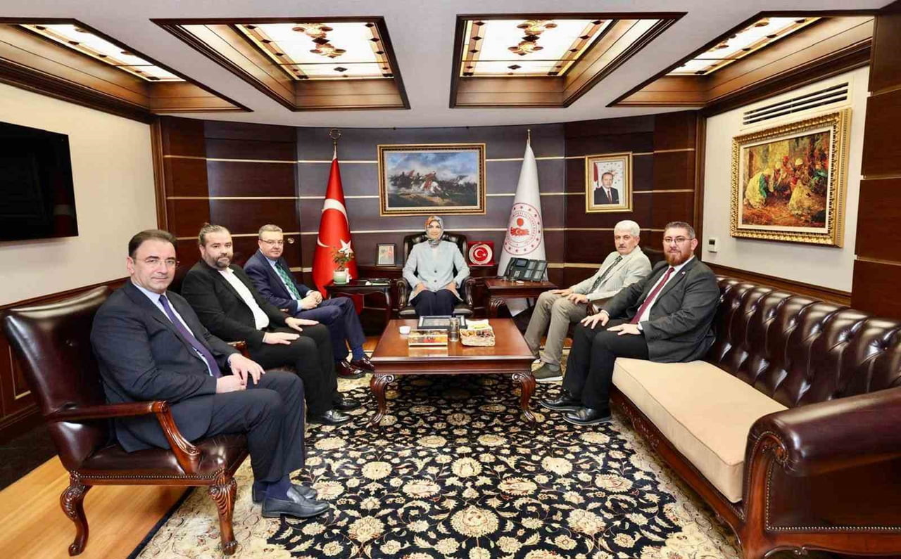EGE GAZETECİLER FEDERASYONU GENEL BAŞKANI CEM KAYTAN, YÖNETİM KURULU ÜYELERİ ÜMİT ÖZMEN, ÖZKAN...