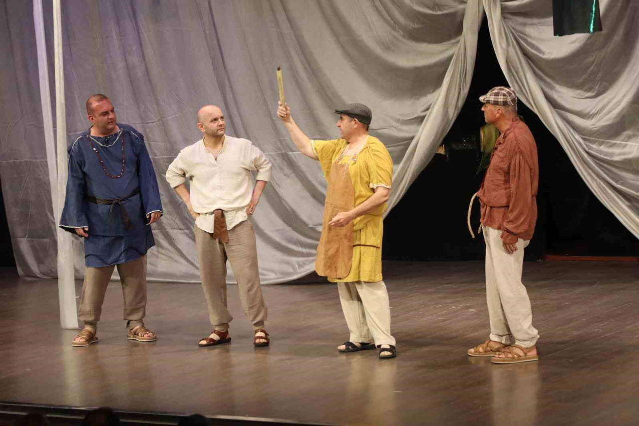 EGE GENÇ İŞ İNSANLARI DERNEĞİ (EGİAD) TİYATRO KULÜBÜ, WİLLİAM SHAKESPEARE'İN ÖLÜMSÜZ ESERİ 'BİR...