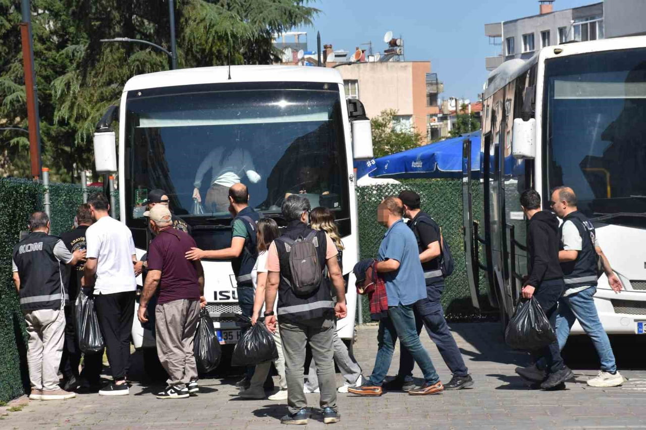 EGE ÜNİVERSİTESİ'NDEKİ YOLSUZLUK OPERASYONUNDA, ESKİ DEKAN VE BAŞHEKİM DAHİL 27 TUTUKLAMA