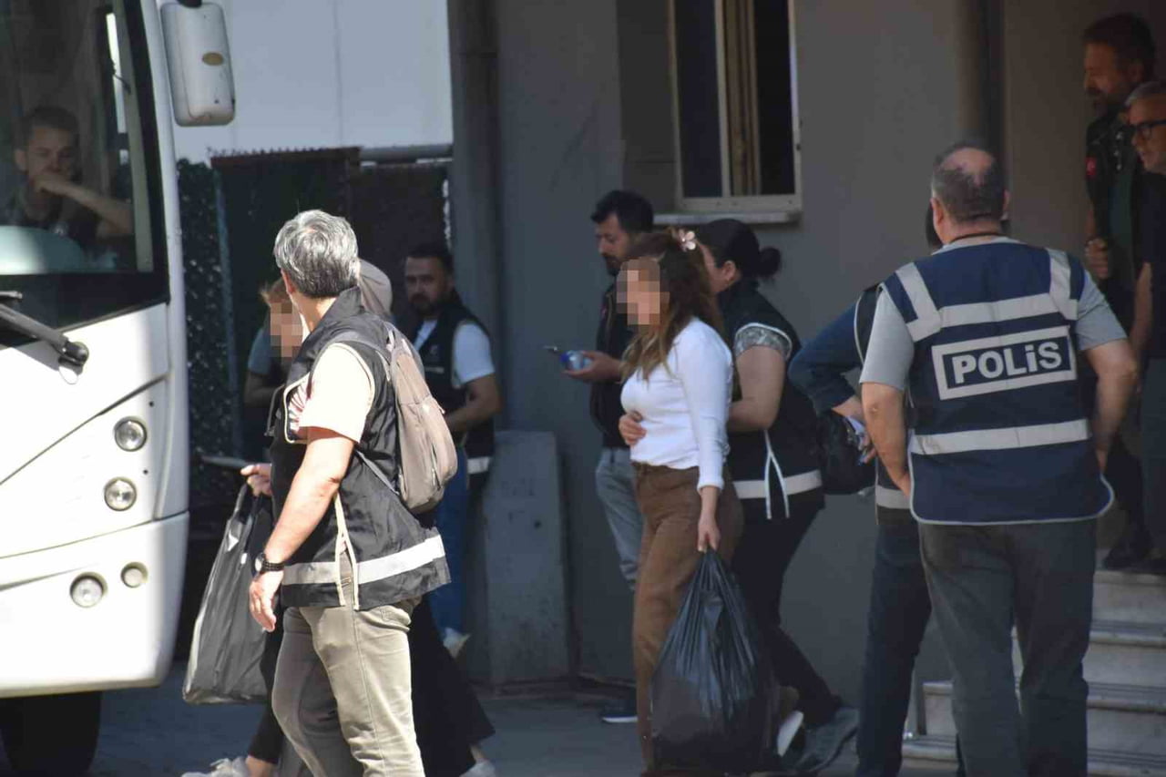 EGE ÜNİVERSİTESİ'NDEKİ YOLSUZLUK OPERASYONUNDA, ESKİ DEKAN VE BAŞHEKİM DAHİL 27 TUTUKLAMA