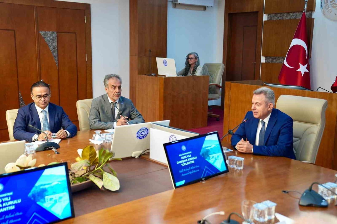 EGE ÜNİVERSİTESİ DANIŞMA KURULU, İZMİR VALİSİ DR. SÜLEYMAN ELBAN BAŞKANLIĞINDA TOPLANDI.