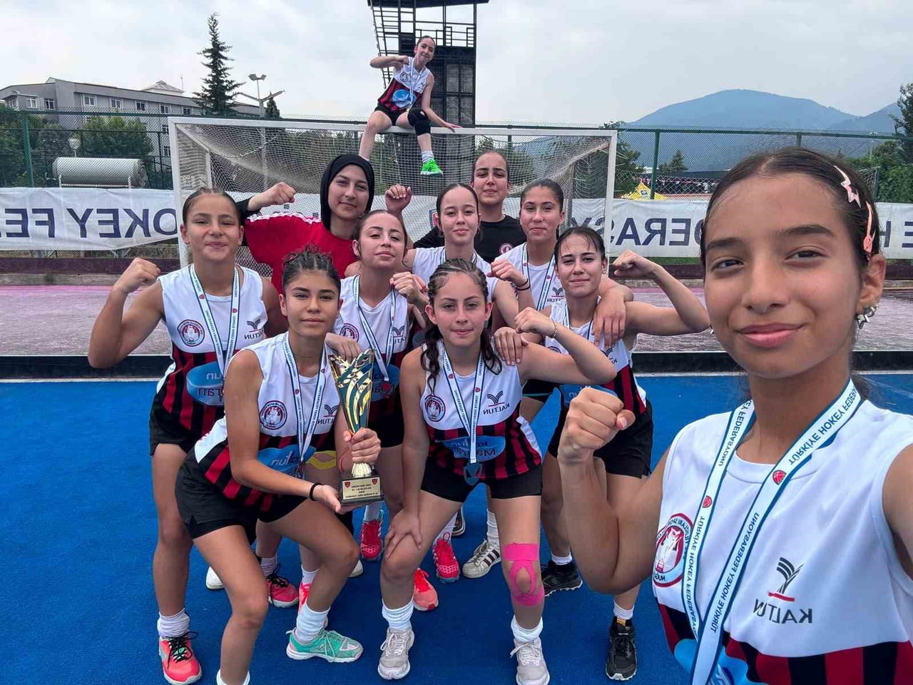 EGE YILDIZLARI U16 TÜRKİYE HOKEY 1. LİGİNDE TÜRKİYE İKİNCİSİ OLDU