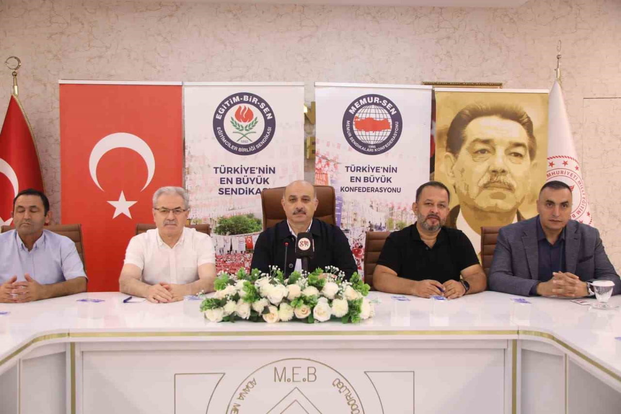 EĞİTİM-BİR-SEN ADANA ŞUBE BAŞKANI MUSTAFA SARIGEÇİLİ (ORTADA) AÇIKLAMALARDA BULUNDU