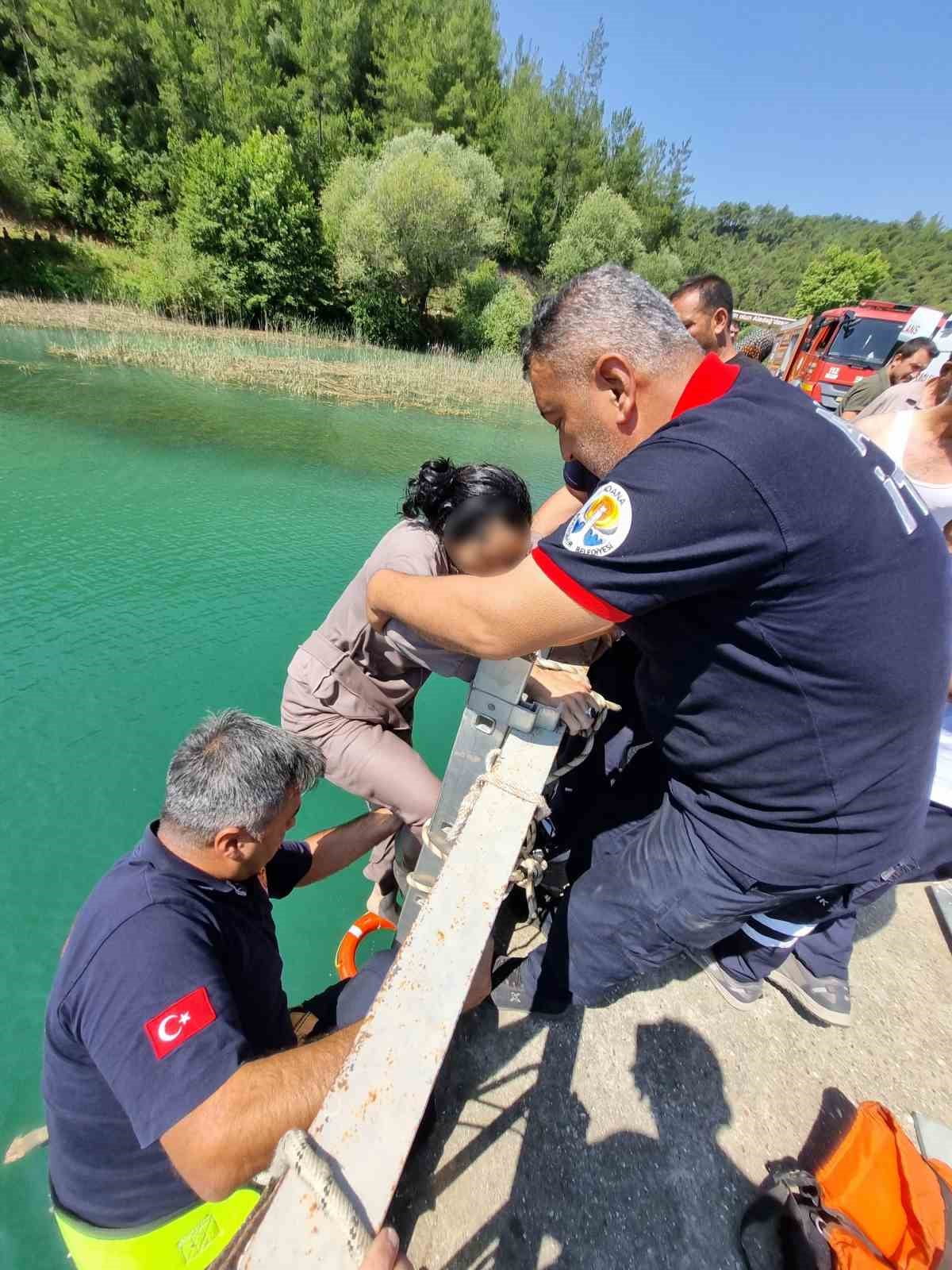 EĞNER KÖPRÜSÜ'NDEN DÜŞEN BİR KADIN, İTFAİYE EKİPLERİ TARAFINDAN KURTARILDI.