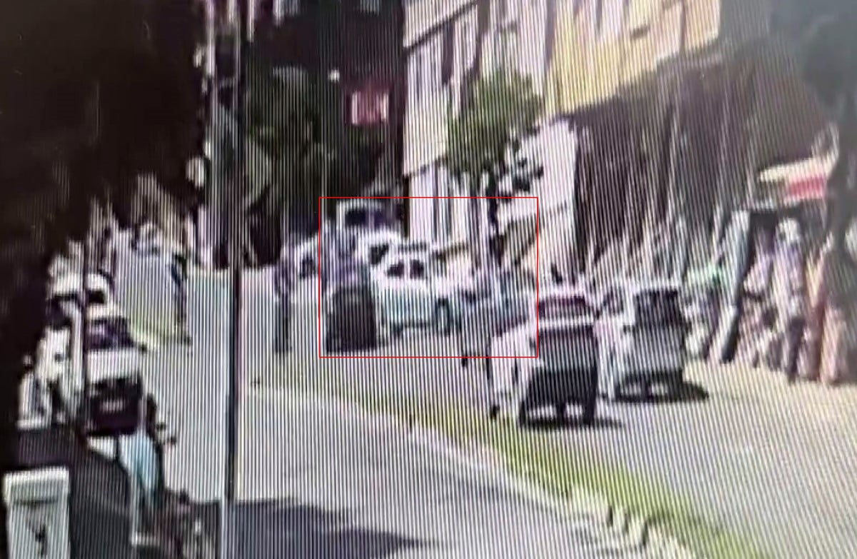 EHLİYETSİZ SÜRÜCÜNÜN DURAĞA DALIP ADAMA ÇARPMA ANI KAMERAYA YANSIDI
