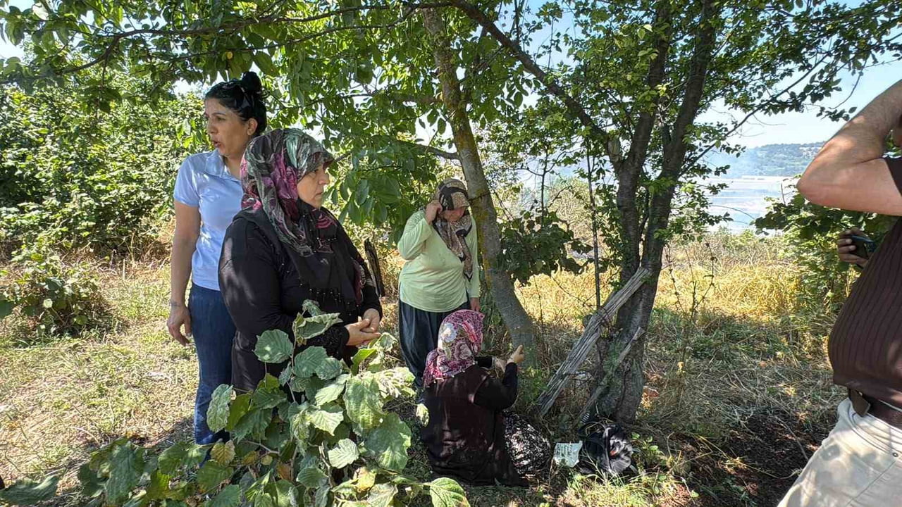 EKİPLER BÖLGEYE ULAŞINCAYA KADAR ÇEVREDEKİ VATANDAŞLAR VE OLAY YERİNDEKİ BAZI GAZETECİLER...