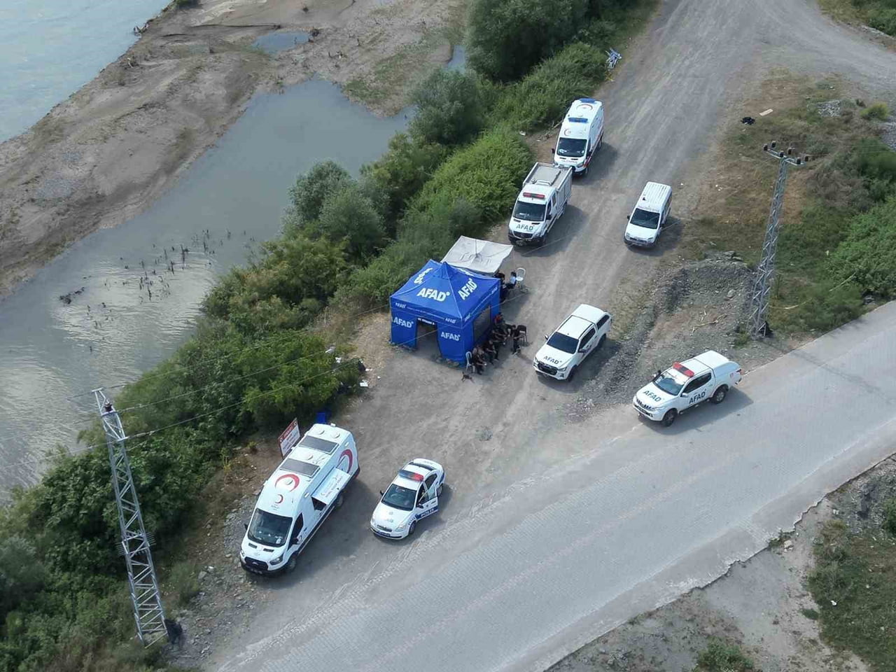 EKİPLER KAYIP İLKER PARLAK'IN (21) BULUNMASI İÇİN ÇALIŞMALARINI YOĞUNLAŞTIRDI.