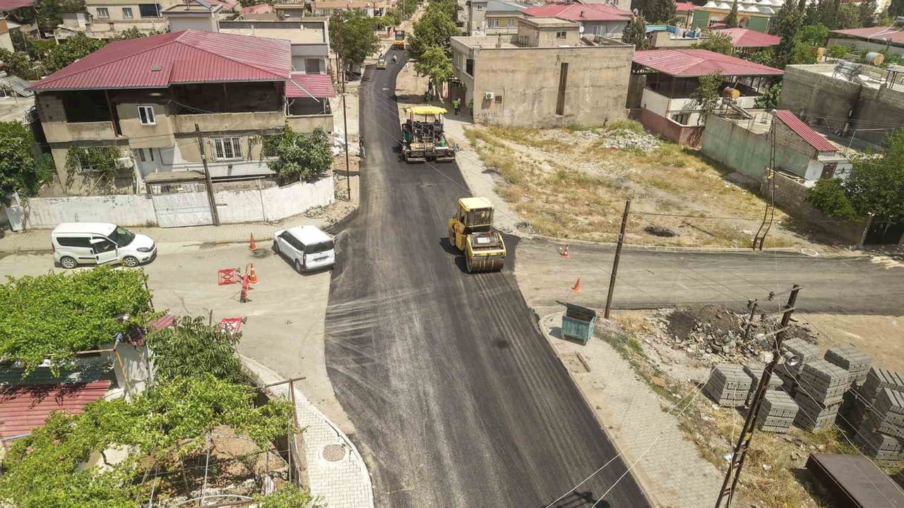 EKİPLER, YAKLAŞIK 2 KİLOMETRE UZUNLUĞUNDAKİ ARTERİN YOLLARINI TAMAMEN YENİLEYEREK BUGÜN İTİBARİYLE...