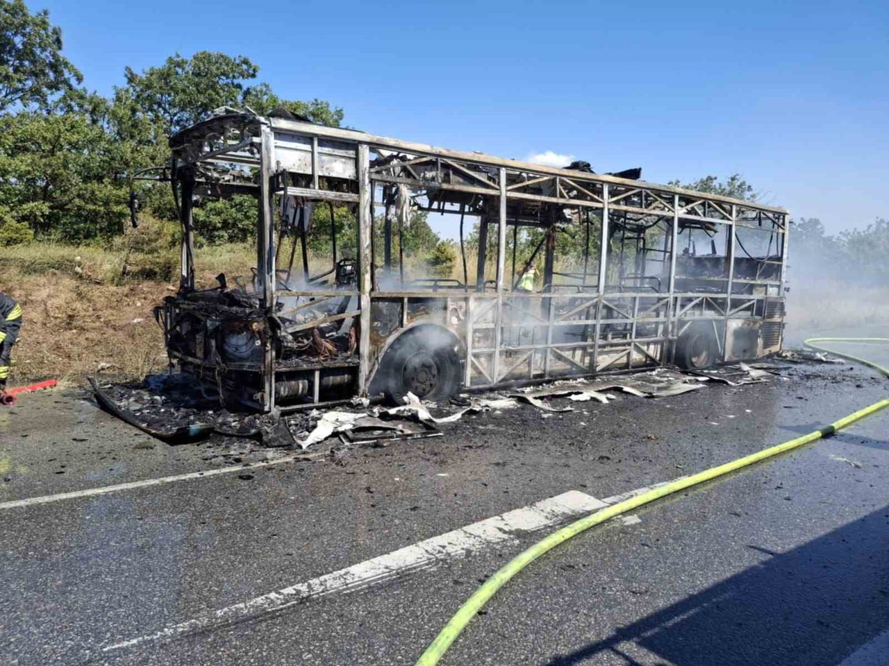 EKİPLERİN ÇABASI SONUCU YANGIN SÖNDÜRÜLDÜ ANCAK OTOBÜS TAMAMEN KULLANILAMAZ DURUMA GELDİ.