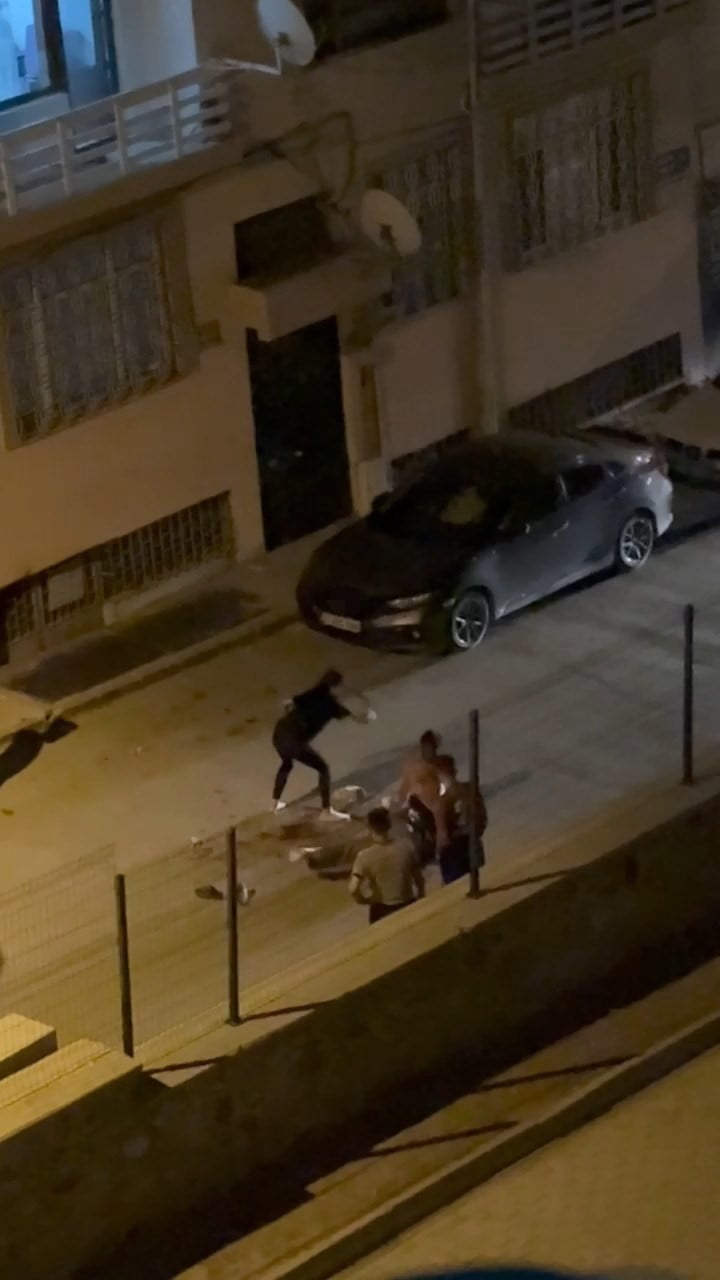 ELAZIĞ'DA 2 KADIN İLE BİR ŞAHIS ARASINDA SOKAK ORTASINDA KAVGA ÇIKTI. KADINLARDAN BİRİ SOPAYLA...