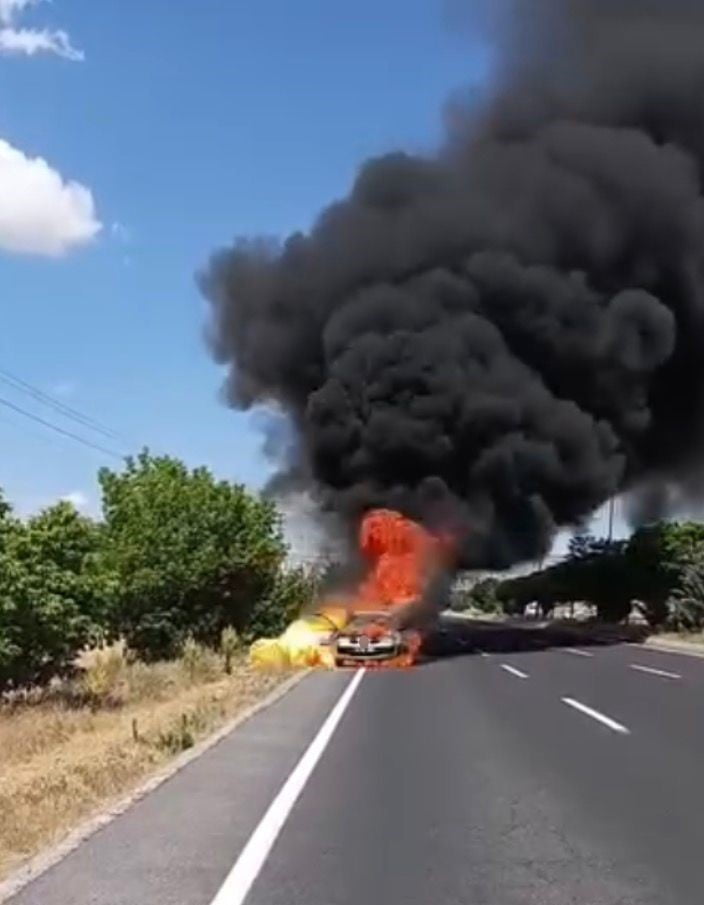 ELAZIĞ'DA ALEVLERE TESLİM OLAN OTOMOBİL, ALEV TOPUNA DÖNDÜ. PATLAMANIN YAŞANDIĞI OTOMOBİL, İTFAİYE...