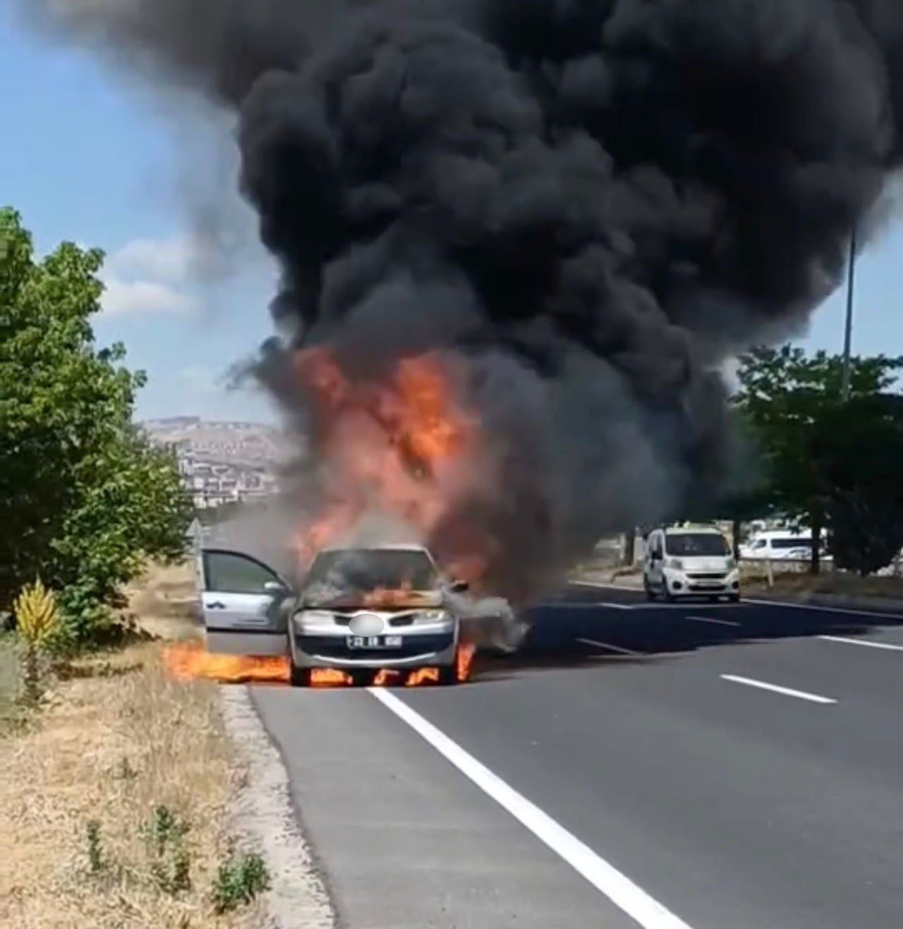 ELAZIĞ'DA ALEVLERE TESLİM OLAN OTOMOBİL, ALEV TOPUNA DÖNDÜ. PATLAMANIN YAŞANDIĞI OTOMOBİL, İTFAİYE...