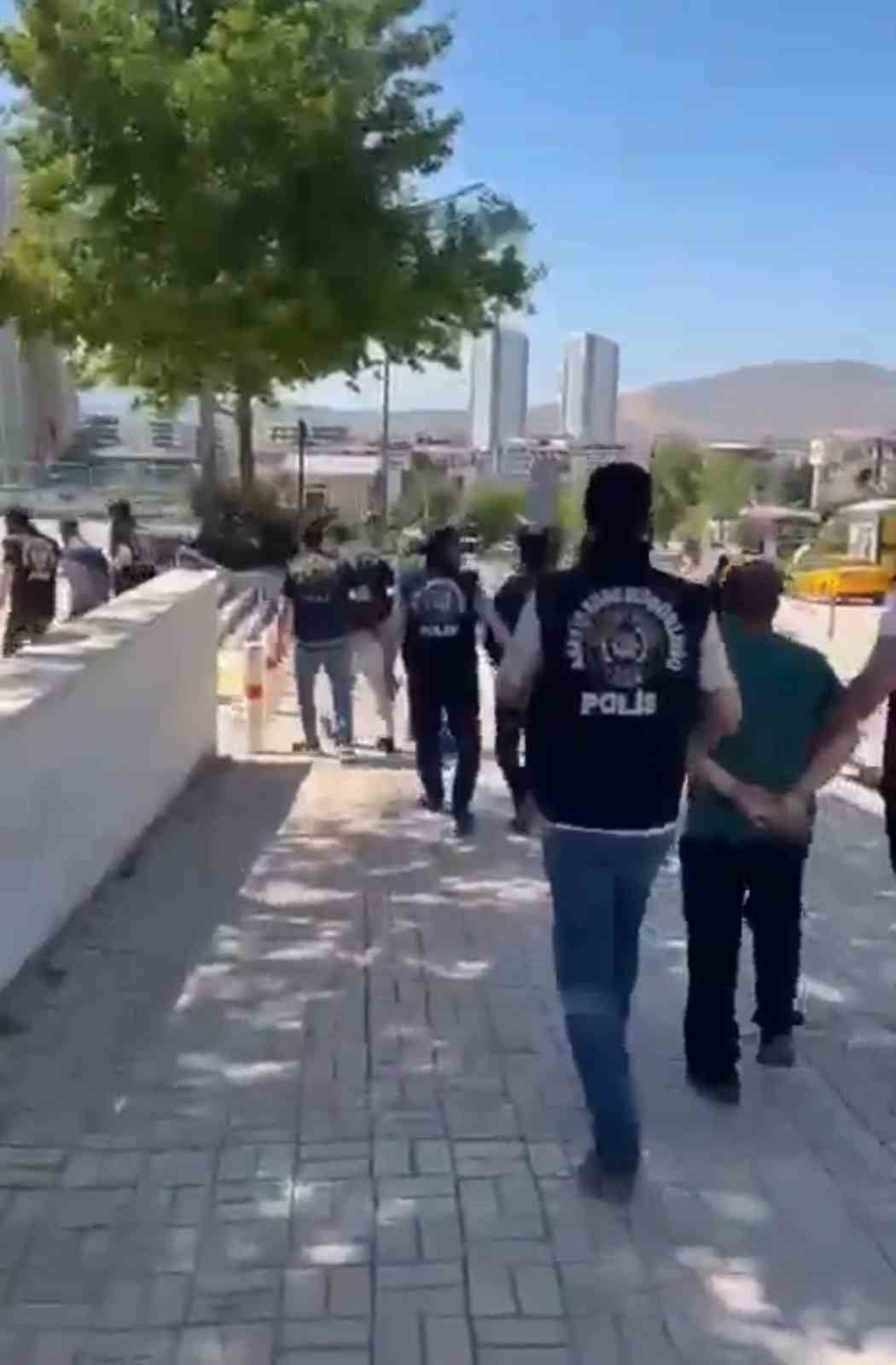 ELAZIĞ'DA BİR İKAMETTEN 7 MİLYON LİRA DEĞERİNDE ZİYNET EŞYASI ÇALAN 4 ŞÜPHELİ, EMNİYET EKİPLERİNİN...