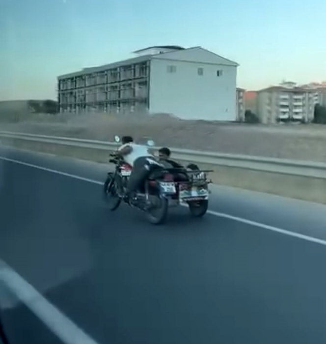 ELAZIĞ'DA BİR ŞAHIS SEPETLİ MOTOSİKLETİ UZANARAK SÜRDÜ. ŞAHIS HEM KENDİ HEM DE SEPETTE OTURAN...
