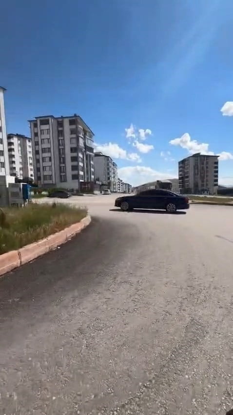 ELAZIĞ'DA BİR SÜRÜCÜ, ARACININ PLAKASINI KAPATARAK DRİFT YAPTI. O ANLARI KAYDA ALDIRAN SÜRÜCÜ DAHA...