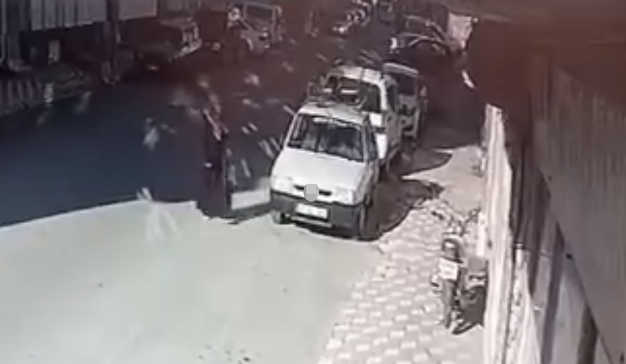 ELAZIĞ'DA BİR VATANDAŞIN CEBİNDEN DÜŞÜRDÜĞÜ 20 BİN LİRA NAKİT PARAYI ARKASINDAN TAKİP EDEREK ALAN...
