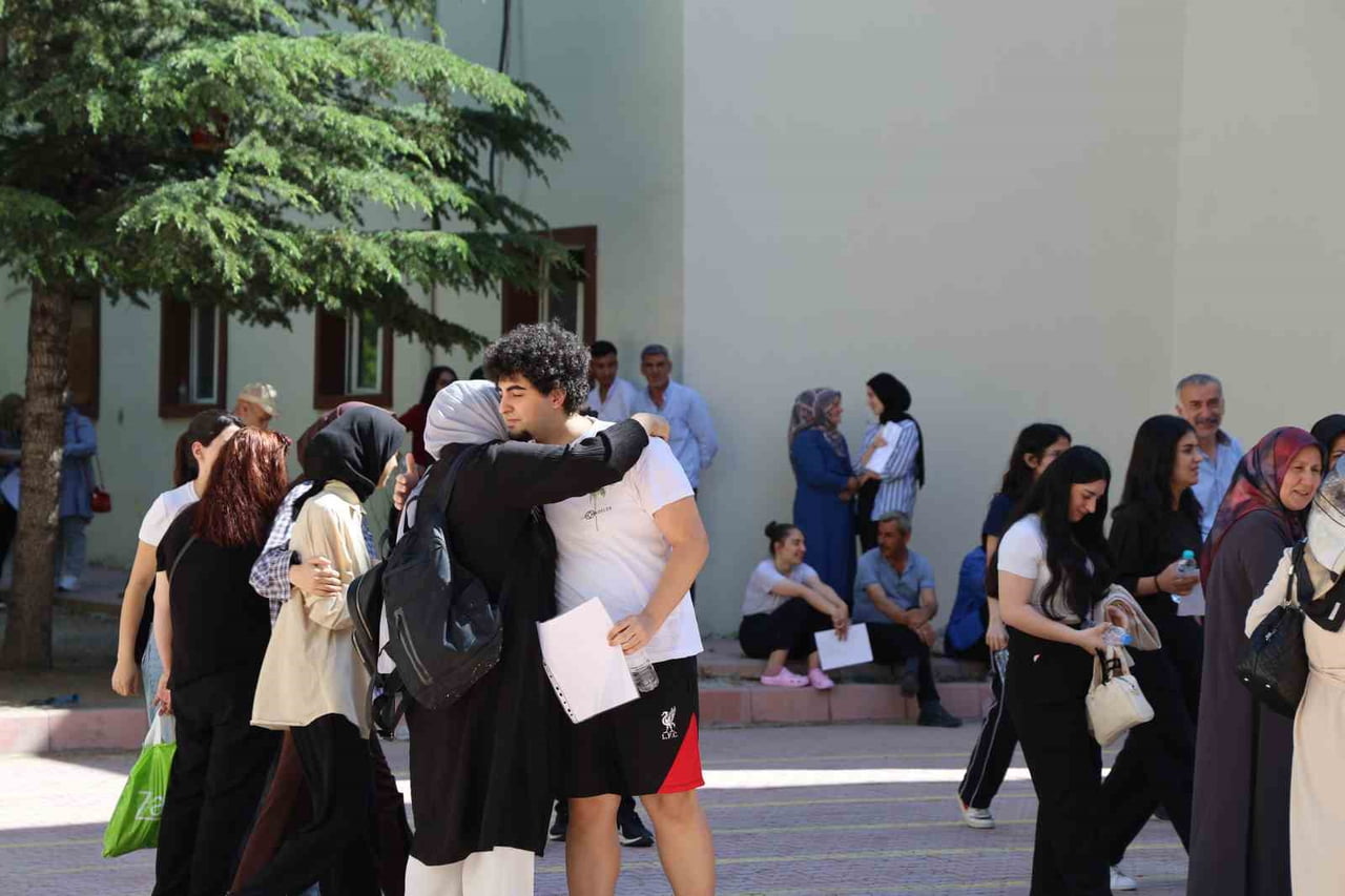 ELAZIĞ'DA DA YÜKSEKÖĞRETİM KURUMLARI SINAVI (YKS) HEYECANI BAŞLADI