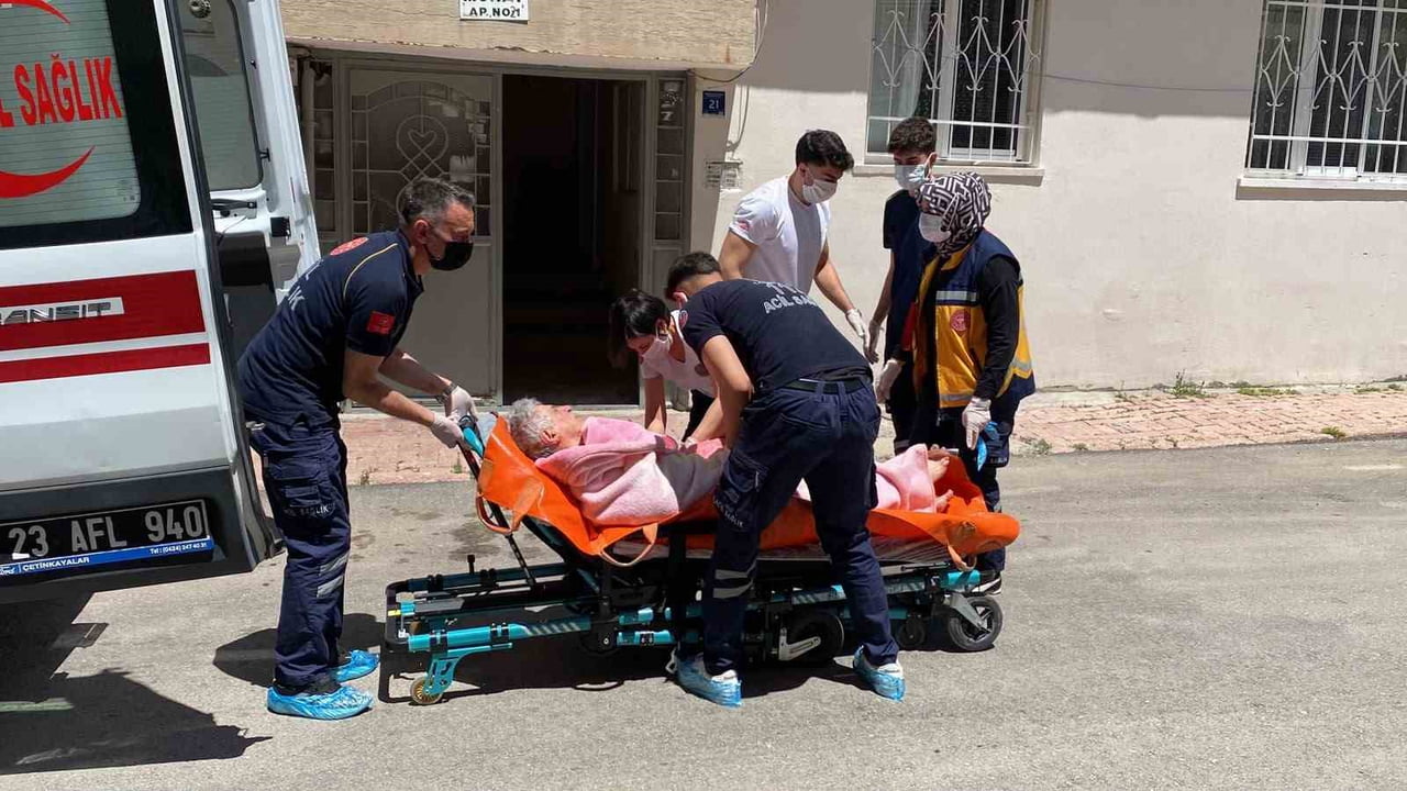 ELAZIĞ'DA EVDE DÜŞEREK MAHSUR KALAN KIZ KARDEŞLER KOMŞULARIN İHBARIYLA GELEN EKİPLERCE...