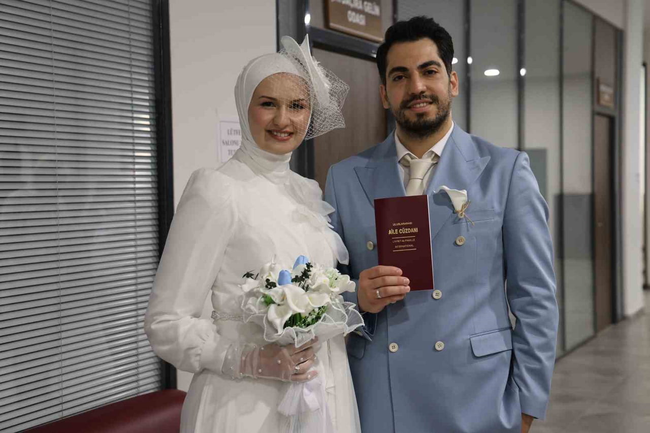ELAZIĞ'DA EVLİLİK TARİHLERİNİN AKILDA KALICI OLMASINI İSTEYEN 30 ÇİFT, TAKVİMLERİN 26.06.2026'YI...