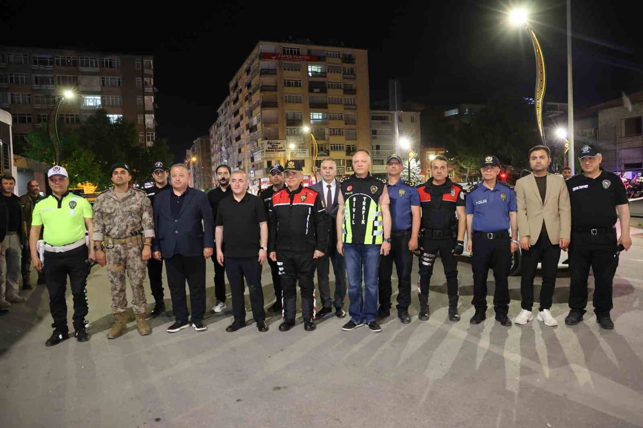 ELAZIĞ'DA İL EMNİYET MÜDÜRLÜĞÜNCE GERÇEKLEŞTİRİLEN GENEL HUZUR UYGULAMASINA KATILAN VALİ NUMAN...