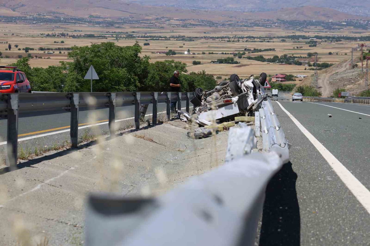 ELAZIĞ'DA KONTROLDEN ÇIKAN KAMYONET, REFÜJDEKİ SU KANALINA DEVRİLDİ. ARAÇTA SIKIŞAN 2 YARALI...