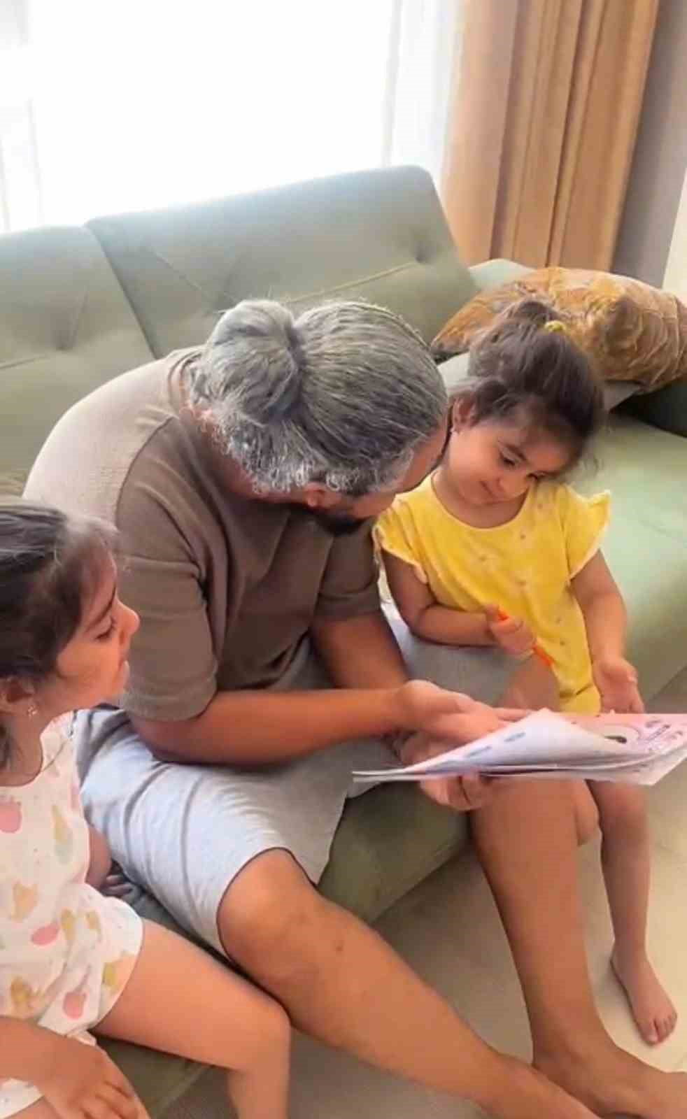 ELAZIĞ'DA YAŞAYAN MEHMET CAN DOĞAN'IN, ANAOKULUNDAN KARNE ALAN İKİZ KIZLARI MASAL VE ÖYKÜ'NÜN...