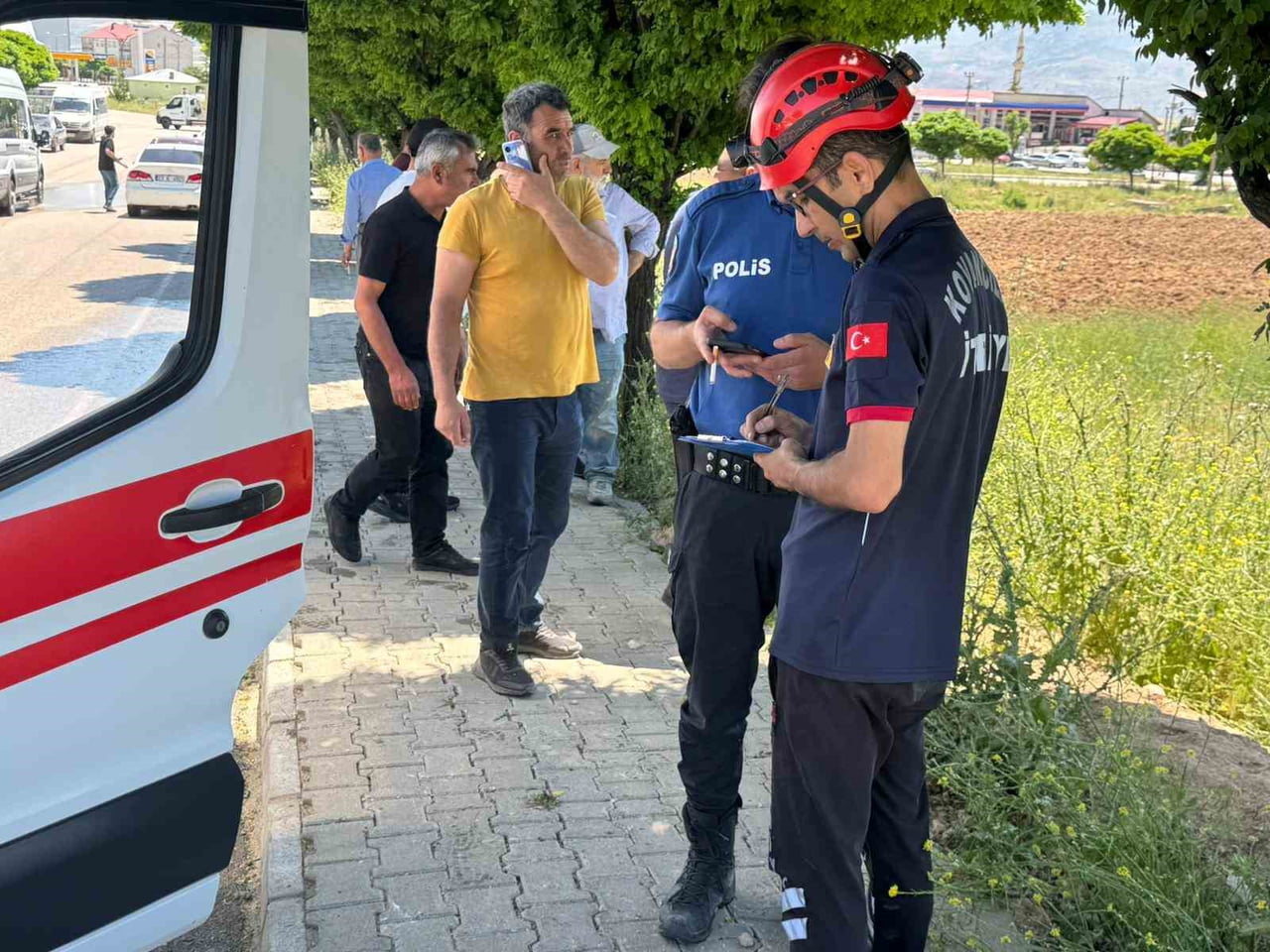 ELAZIĞ'IN KOVANCILAR İLÇESİ GİRİŞİNDE MEYDANA GELEN TRAFİK KAZASINDA, YOLDAN ÇIKARAK TARLAYA UÇAN...