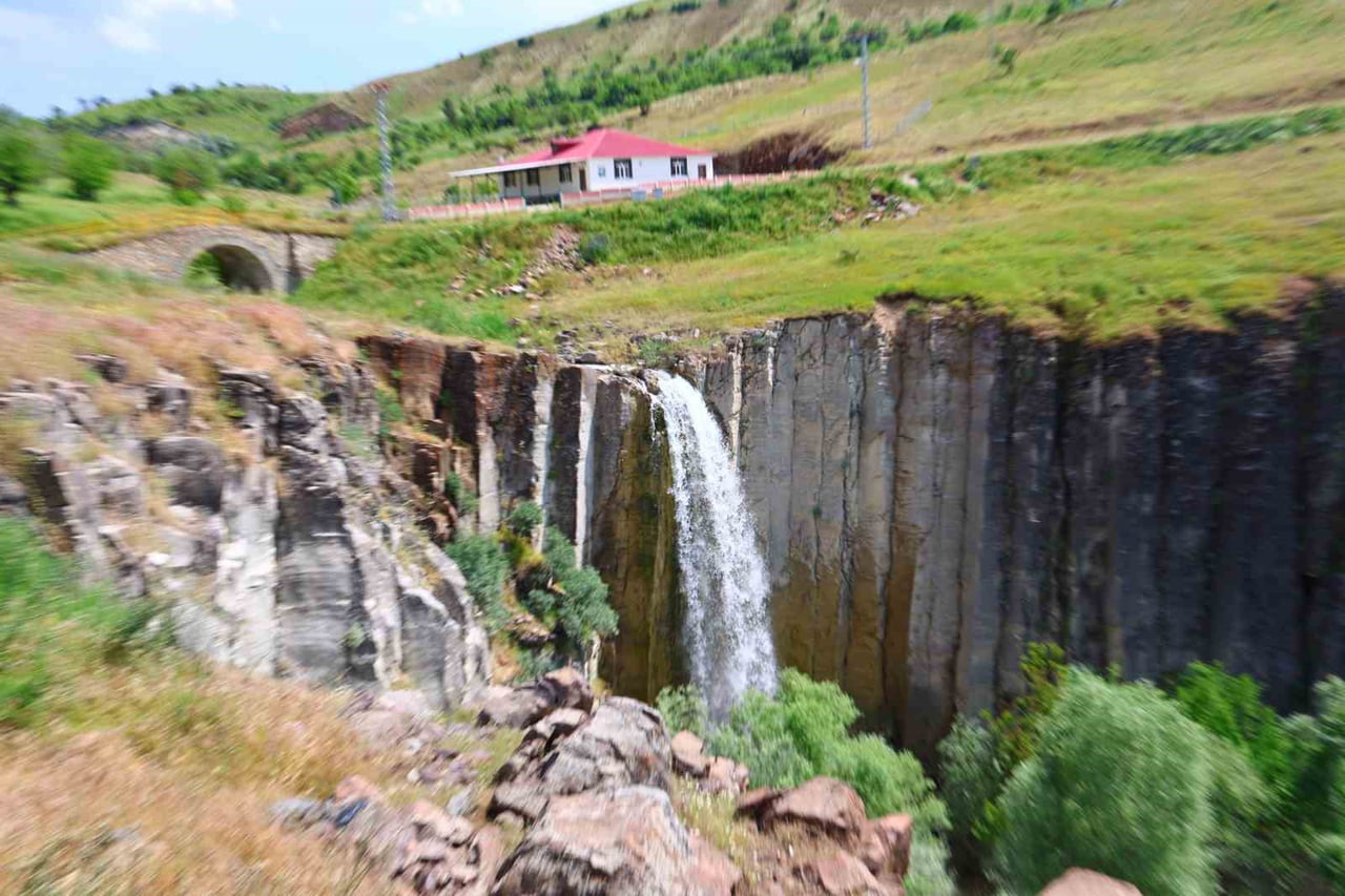 ELAZIĞ'IN KOVANCILAR İLÇESİNDE BULUNAN NİŞANKAYA ŞELALESİ VE KANYONU, EL DEĞMEMİŞ DOĞAL YAPISI...