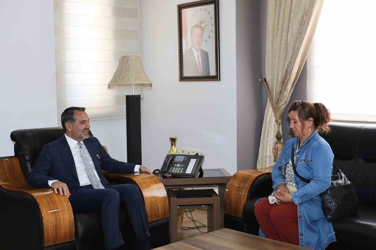ELAZIĞ BELEDİYE BAŞKANI ŞAHİN ŞERİFOĞULLARI, TOPLU ULAŞIM ARACINDA PANODA BULUNAN AY YILDIZLI TÜRK...