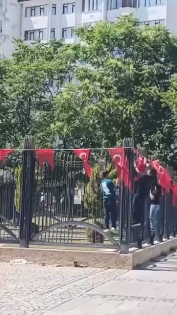 ELAZIĞ’DA 3 ÇOCUK, VALİLİK MEYDANINDA ASILI OLAN ‘TÜRK’ BAYRAKLARININ RÜZGARDAN DOLAYI TERS...