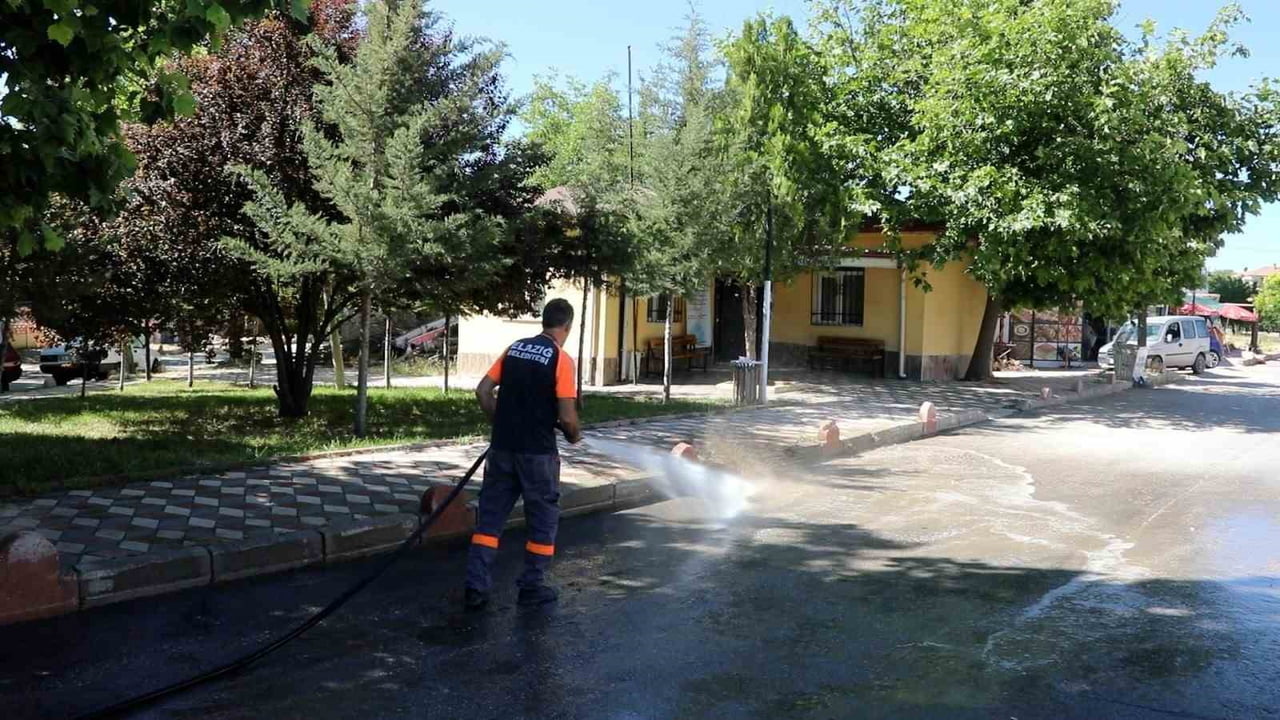 ELAZIĞ’DA BELEDİYE EKİPLERİ TARAFINDAN KENT GENELİNDEKİ TEMİZLİK FAALİYETLERİ YOĞUN BİR ŞEKİLDE...