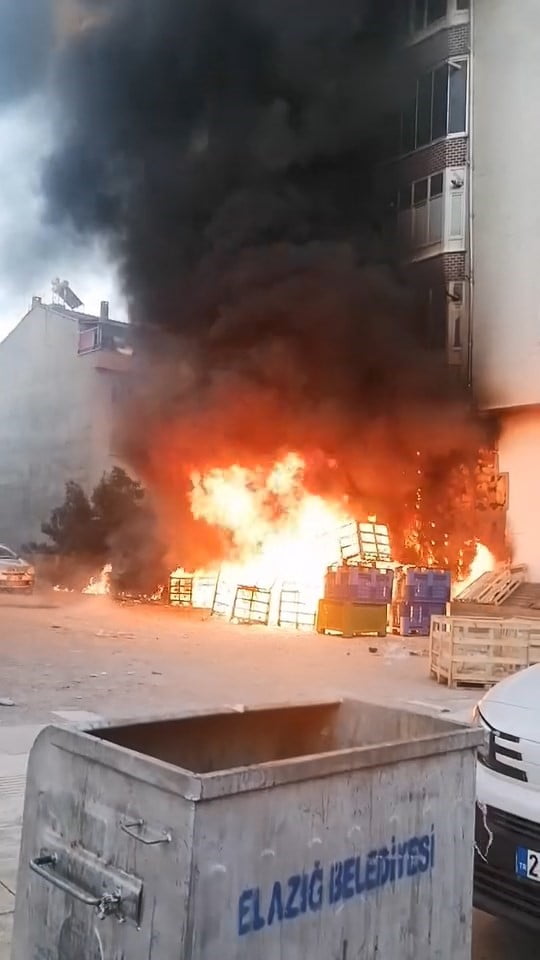 ELAZIĞ’DA BİR BİNANIN ALTINDA BULUNAN PALETLERİN YANMASI SONUCU ALEVLER BİRİNCİ KATA KADAR ULAŞTI....