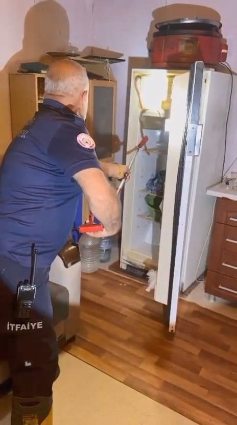 ELAZIĞ’DA BİR EVİN MUTFAK KISMINDAKİ BUZDOLABINA GİREN YILAN, İTFAİYE EKİPLERİ TARAFINDAN...