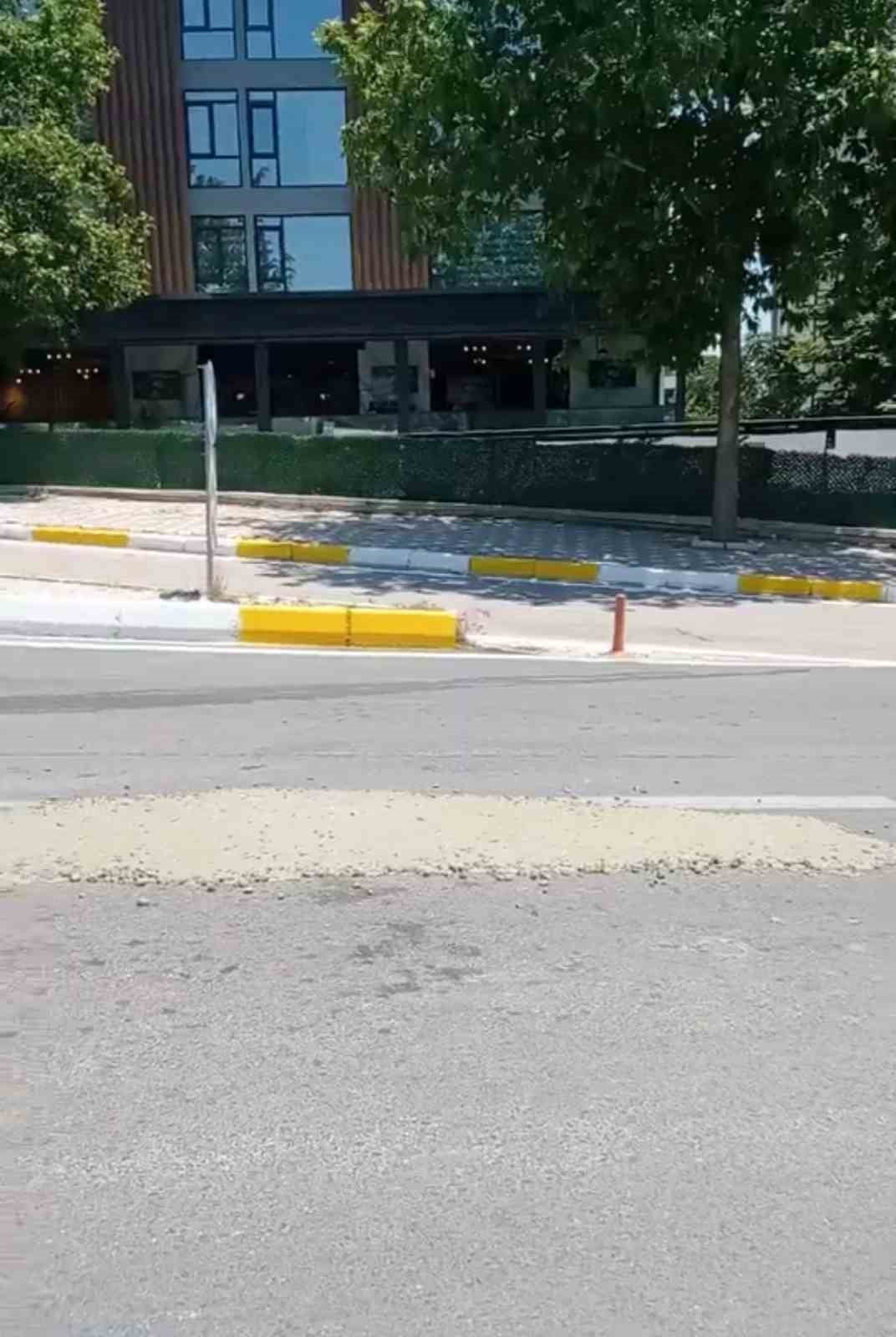 ELAZIĞ’DA BİR MİKSERDEN TAŞAN BETON HARCI YOLA DÖKÜLDÜ.