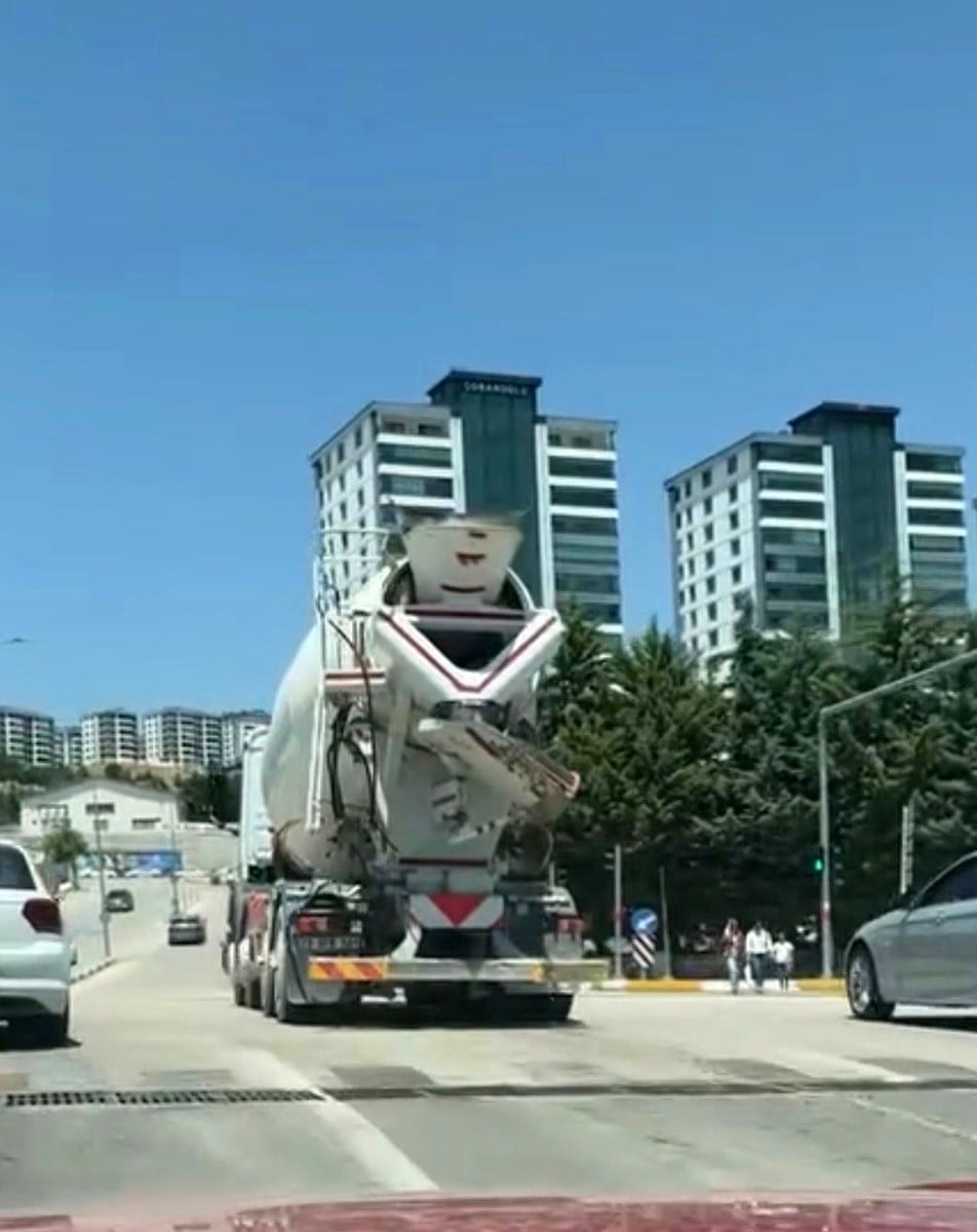 ELAZIĞ’DA BİR MİKSERDEN TAŞAN BETON HARCI YOLA DÖKÜLDÜ.