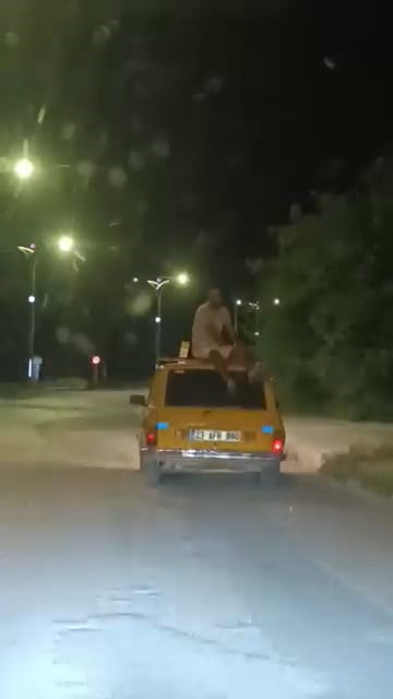 ELAZIĞ’DA BİR VATANDAŞ, HİÇBİR GÜVENLİK ÖNLEMİ ALMADAN SEYİR HALİNDEKİ OTOMOBİLİN TAVANINDA...