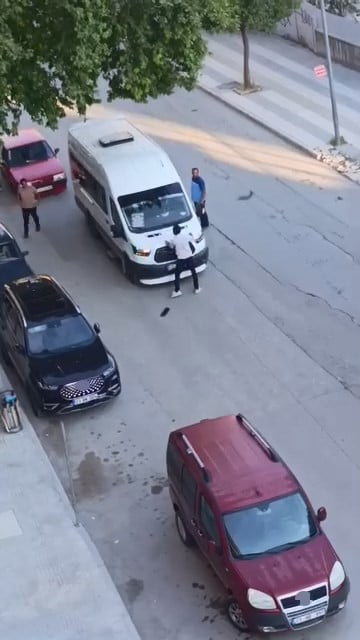 ELAZIĞ’DA BİR VATANDAŞ, YOLCU MİNİBÜSÜNÜN ÖNÜNÜ KESTİKTEN SONRA MİNİBÜSÜN KAPUTUNU YUMRUKLADI. O...