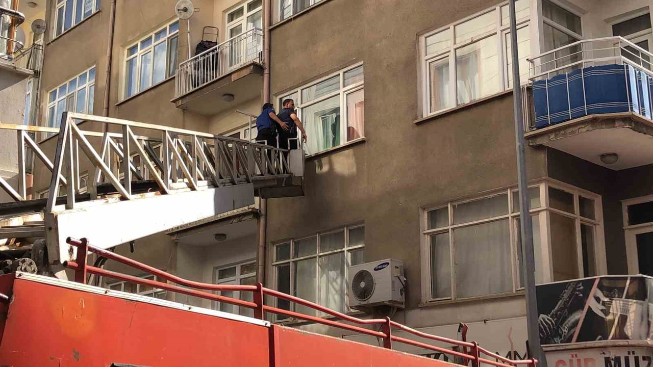 ELAZIĞ’DA HABER ALINAMAYAN ŞAHIS İÇİN EKİPLER SEFERBER OLURKEN, ŞAHSIN EVDE UYUDUĞU ORTAYA...
