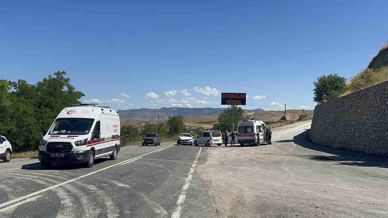 ELAZIĞ’DA HAFİ TİCARİ ARAÇ İLE OTOMOBİLİN ÇARPIŞMASI SONUCU MEYDANA GELEN TRAFİK KAZASINDA 2 KİŞİ...