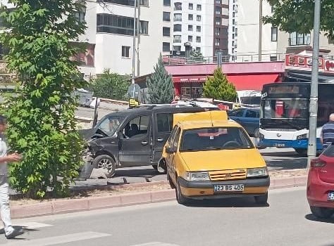 ELAZIĞ’DA HAFİF TİCARİ ARAÇ İLE TİCARİ TAKSİNİN ÇARPIŞMASI SONUCU MEYDANA GELEN TRAFİK KAZASINDA 1...