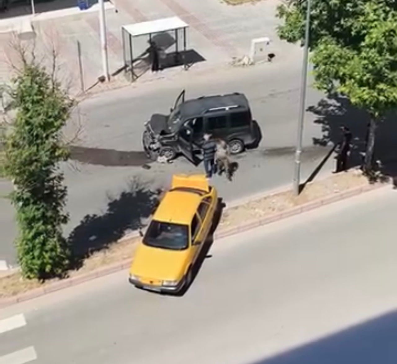 ELAZIĞ’DA HAFİF TİCARİ ARAÇ İLE TİCARİ TAKSİNİN ÇARPIŞMASI SONUCU MEYDANA GELEN TRAFİK KAZASINDA 1...