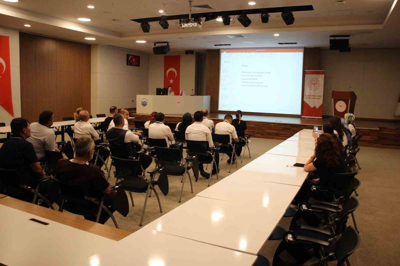 ELAZIĞ’DA HASTANE PERSONELİNE HASTANE TEMİZLİĞİ VE ENFEKSİYON KONTROLÜ EĞİTİMİ