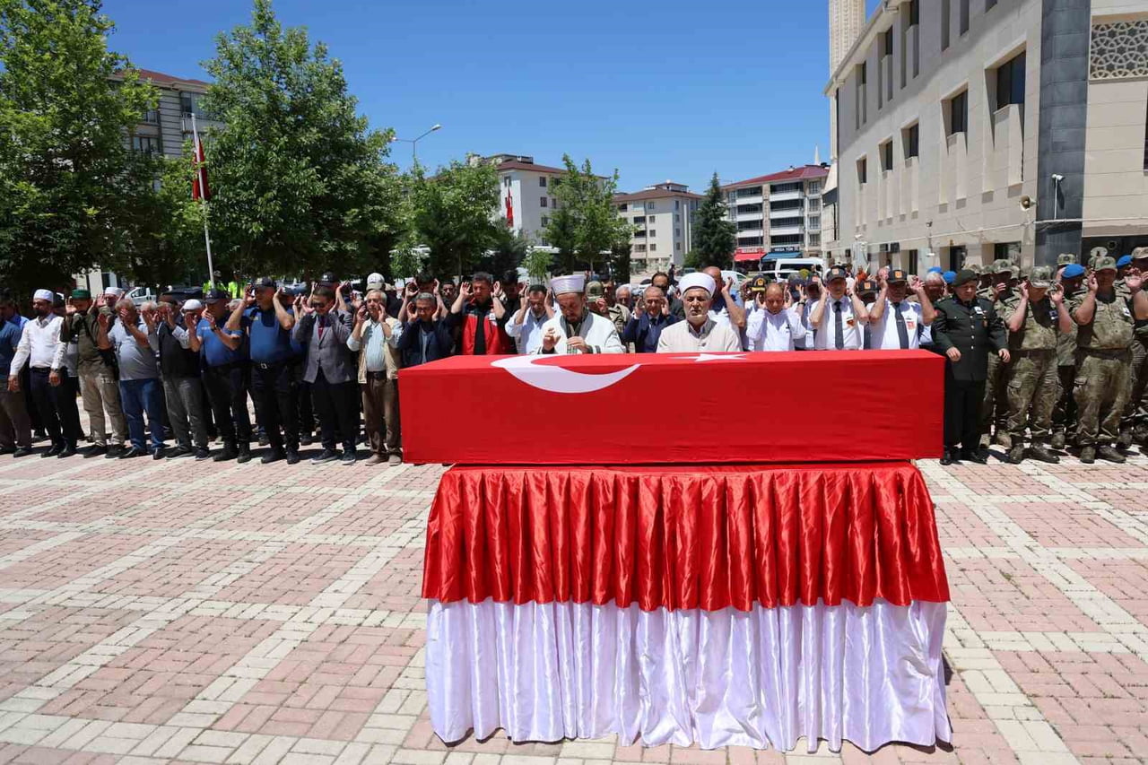 ELAZIĞ’DA HAYATINI KAYBEDEN 1952 DOĞUMLU KIBRIS GAZİSİ ŞAHİN ACAR, DÜZENLENEN ASKERİ TÖREN VE...