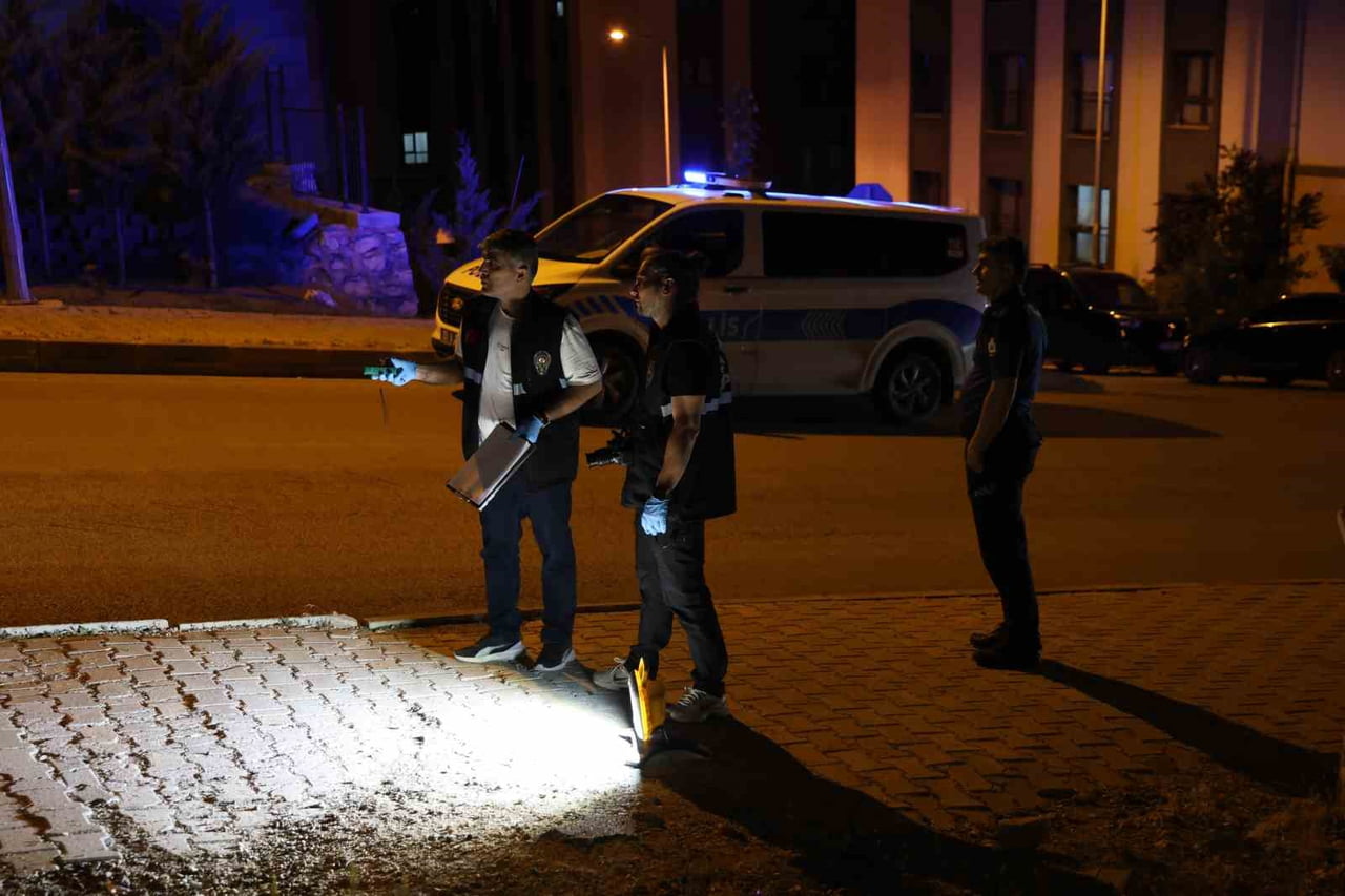 ELAZIĞ’DA İKİ KİŞİ ARASINDA ÇIKAN SİLAHLI VE BIÇAKLI KAVGADA 2 KİŞİ AĞIR YARALANDI