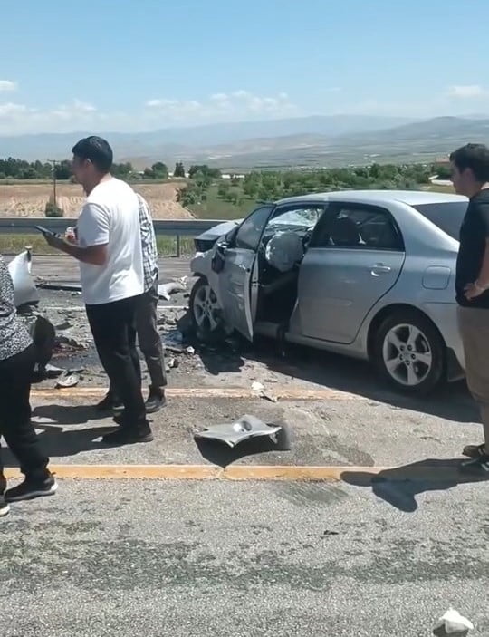 ELAZIĞ’DA İKİ OTOMOBİLİN ÇARPIŞMASI SONUCU MEYDANA GELEN KAZADA 4 KİŞİ YARALANDI