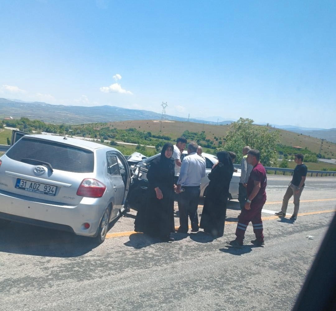 ELAZIĞ’DA İKİ OTOMOBİLİN ÇARPIŞMASI SONUCU MEYDANA GELEN KAZADA 4 KİŞİ YARALANDI