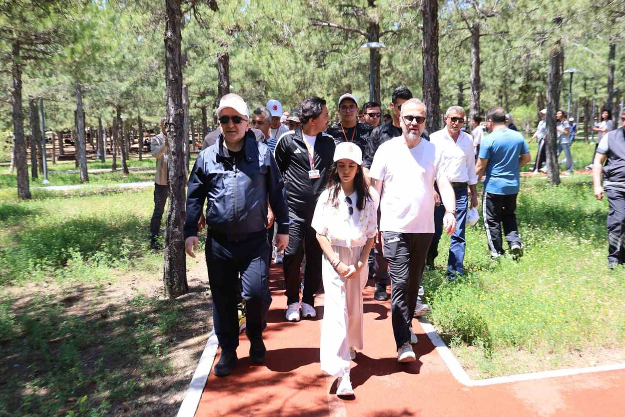 ELAZIĞ’DA İL MİLLİ EĞİTİM MÜDÜRLÜĞÜ TARAFINDAN ‘SAĞLIKLI ADIMLAR, AİLEMLE 10 BİN ADIM’ PROJESİ...