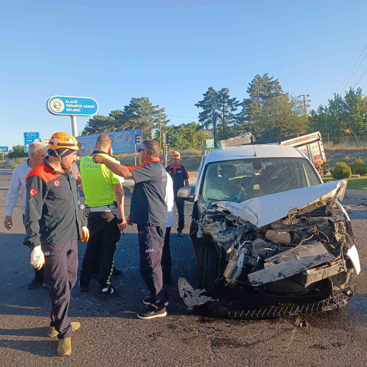 ELAZIĞ’DA KAMYON İLE HAFİF TİCARİ ARACIN ÇARPIŞMASI SONUCU MEYDANA GELEN TRAFİK KAZASINDA 1 KİŞİ...