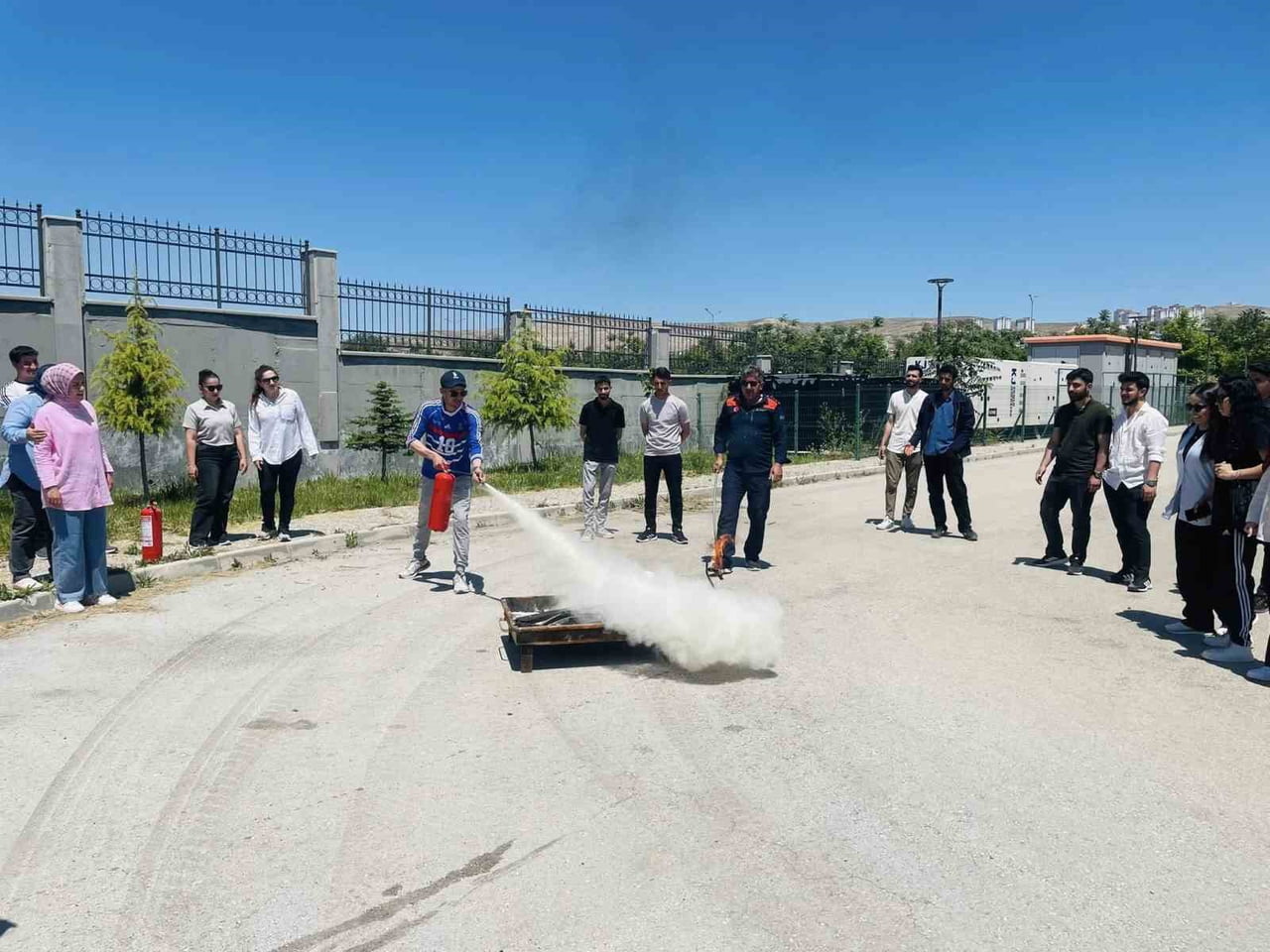 ELAZIĞ’DA ÖĞRENCİLERE ÇADIR KURMA VE YANGIN EĞİTİMİ