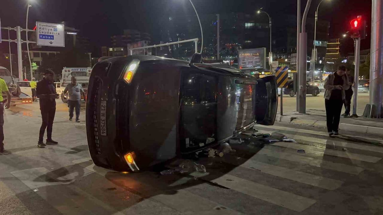 ELAZIĞ’DA OTOMOBİL İLE YABANCI PLAKALI SUV ARACIN ÇARPIŞMASI SONUCU MEYDANA GELEN FECİ KAZADA 11...